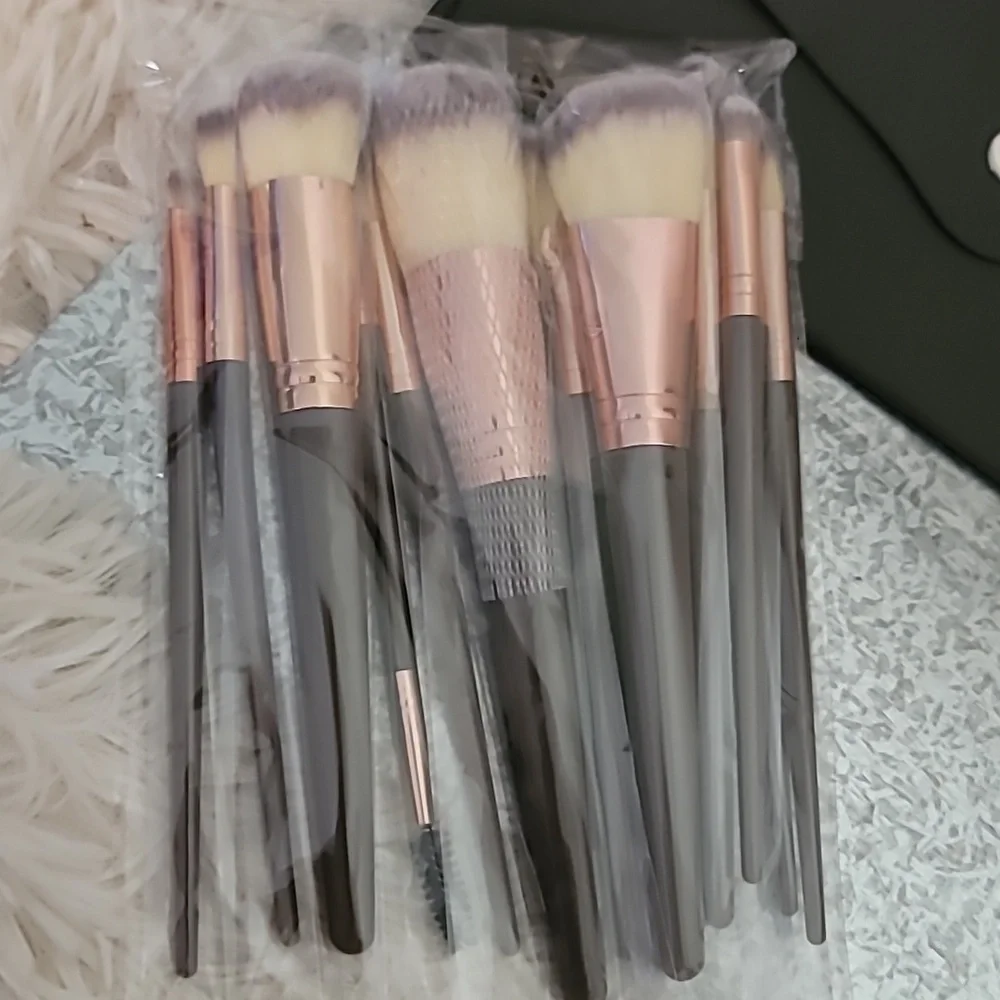 Makeup Brush & Case - Picture 2 of 7